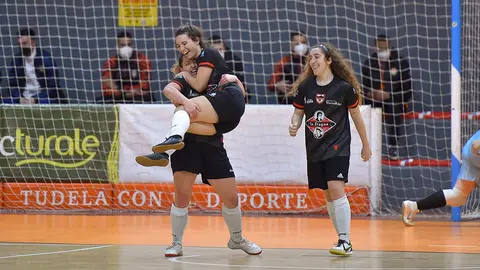 Las jugadoras del CD Olite FS festejan el gol de Olaia Garc&iacute;a