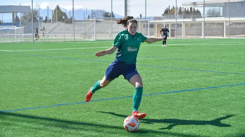 Virginia del Rio lanza un contragolpe del equipo del CD Lourdes