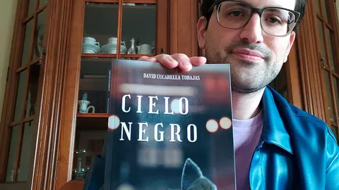 David Cucarella junto a su nueva novela &lsquo;Cielo Negro&rsquo;