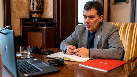 Eduardo santos durante la video conferencia con las autoridades municipales