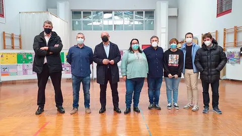 El consejero de Educaci&oacute;n, Carlos Gimeno, junto al alcalde de Castej&oacute;n, David &Aacute;lvarez, y resto de autoridades en la visita al colegio p&uacute;blico Dos de Mayo de Castej&oacute;n