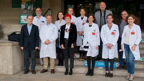 La consejera de salud, Santos Indur&aacute;in, el gerente del Servicio Navarro de Salud-Osasunbidea, Gregorio Achutegui, y el director general de Salud, Carlos Artundo, junto con el nuevo equipo directivo del &Aacute;rea de Salud de Tudela