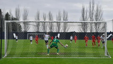 Pablo Caballero marca de penalty el 2-0