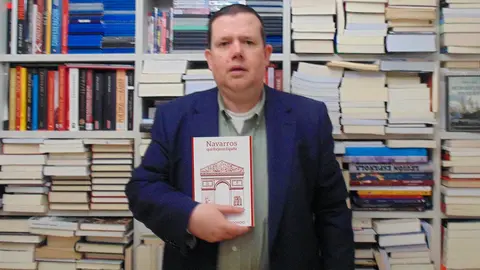 El historiador Jes&uacute;s Ruiz Vidondo junto a su libro Navarros que forjaron Espa&ntilde;a