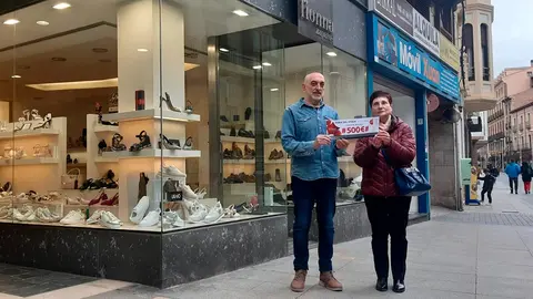 Jes&uacute;s Clemos y Teresa Galindo Bueno, ganadora de la campa&ntilde;a Stock marzo 2022
