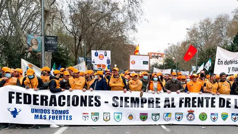 La Federaci&oacute;n Navarra de Caza reparti&oacute; 2.000 chalecos y 2.000 gorras entre los viajeros