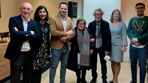 Rafael Navarro acompa&ntilde;ado de diferentes autoridades en la inauguraci&oacute;n de su exposici&oacute;n en la Casa del Almirante