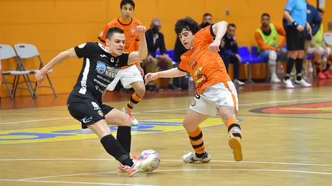 Alberto Lahuerta disputando un bal&oacute;n