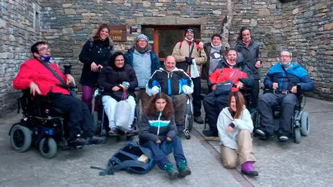 Personas con discapacidad disfrutaron de un fin de semana de esqu&iacute; adaptado en Formigal de la mano de la asociaci&oacute;n AMIMET 2