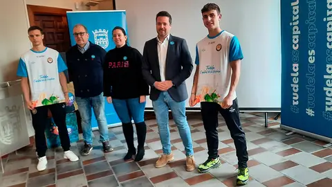 Ha sido presentada por el presidente del club, Alberto Ram&iacute;rez, dos de los capitanes de la formaci&oacute;n, David y Uge, el alcalde de Tudela, Alejandro Toquero y la edil de Comercio, Irune Garc&iacute;a