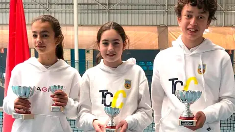 Mar&iacute;a, Paulina y Adri&aacute;n con sus Trofeos de Campeones de Navarra de Tenis Infantil