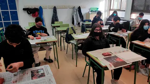 Alumnos del IES Valle del Ebro en calse de escritura cuneiforme