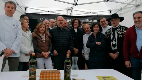 Varios asistentes a la 11&ordf; Cata del Primer Esp&aacute;rrago de Navarra en Funes
