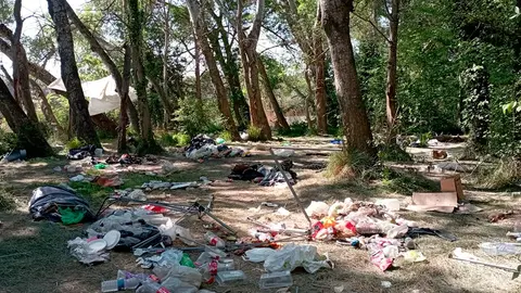 Residuos acumulados en el paraje protegido de Las Norias tras la celebraci&oacute;n del D&iacute;a del &Aacute;ngel