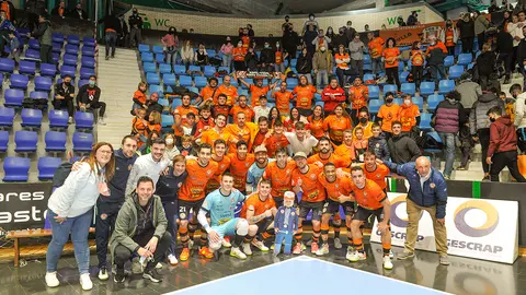 Toda la Plantilla del Ribera con los aficionados desplazados al Anaitasuna