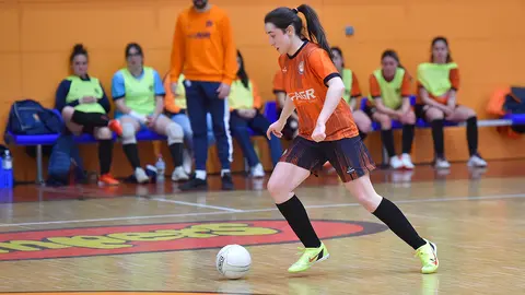 Iraia L&oacute;pez Ros controla la pelota en un contragolpe del Ribera