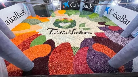 Asociaci&oacute;n de las Mujeres del Barrio haciendo la alfombra de las verduras