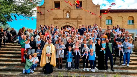 38 ni&ntilde;os y ni&ntilde;as acompa&ntilde;ados de familiares y amigos, que abarrotaron el templo corellano.