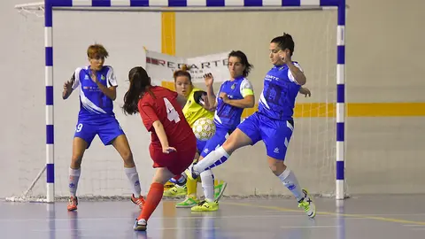 Lucia Vitas dispara a la porter&iacute;a de Laura Barea
