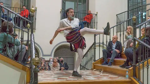 Lucas Eza representando a Don Quijote en la Biblioteca de Tudela
