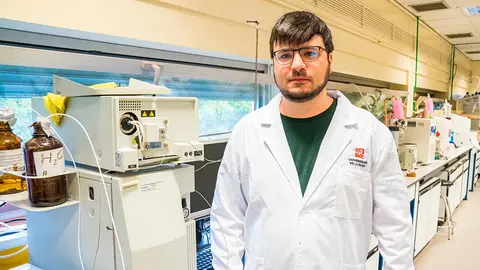Ignacio Funes en el laboratorio