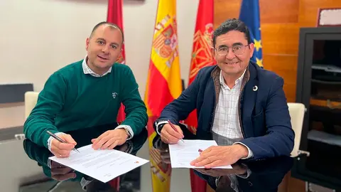 El alcalde de Fusti&ntilde;ana firmando para la agenda 2030