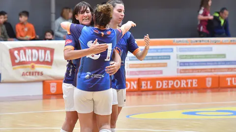 Las cirboneras se abrazan despu&eacute;s de ganar el partido
