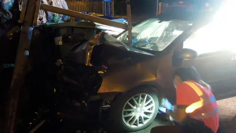 Accidente de tr&aacute;fico en Atallo, se produjo un choque contra muro