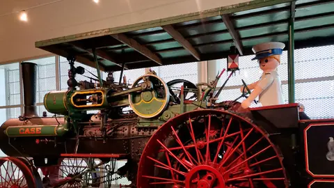 Click en el Museo de Ejea subido a un tractor