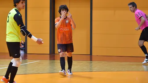 Alberto Lahuerta Galindo celebrando uno de sus tres goles del partido