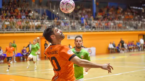 Joao Miguel protege un bal&oacute;n ante la mirada de Marlon