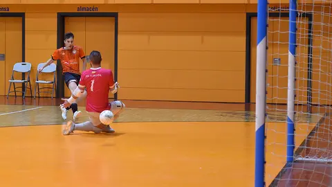 Javier Hidalgo consigue el empate a tres con este disparo ajustado al palo largo