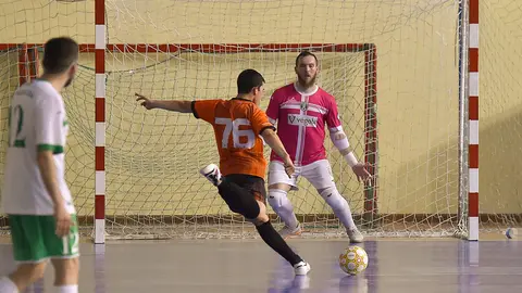 Valent&iacute;n Anderlean detiene un penalti a Alberto Lahuerta en los &uacute;ltimos minutos de partido
