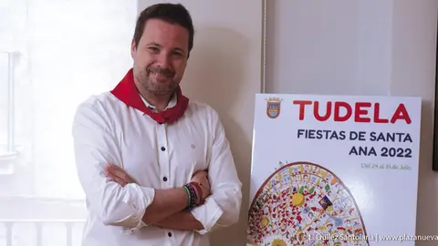 El alcalde de Tudela, Alejandro Toquero, junto al cartel de las Fiestas de Santa Ana de este a&ntilde;o