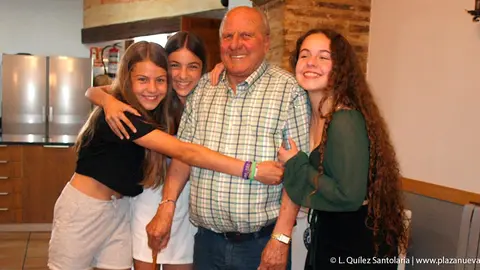 El primer Abuelo de Tudela resplandeciente junto a sus tres nietas