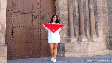 Gormedino sostiene el pa&ntilde;uelico rojo a las puertas de la Catedral de Tudela