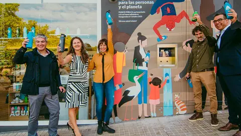 La fuente p&uacute;blica inteligente de Termia, de la que emana agua de la red local microfiltrada de gran calidad, en el d&iacute;a de su inauguraci&oacute;n