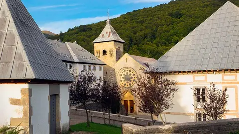 Llegar a la Colegiata de Roncesvalles:Orreaga es llegar a un lugar lleno de significado para quienes hacen el Camino