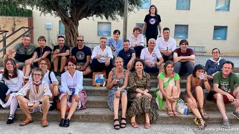 Los amigos de Mitxel &Uacute;beda Casas acompa&ntilde;aron a Lola Mart&iacute;nez en en funeral el lunes.