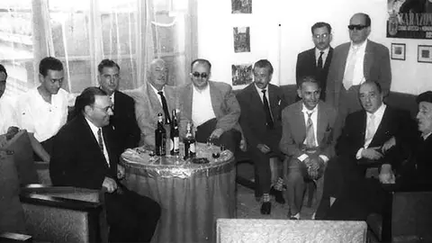 Plana mayor de la Pe&ntilde;a Preg&oacute;n en Pamplona. En primer plano, Faustino Corella. Al fondo el cartel de las Fiestas de Tarazona de 1959, indicio de qui&eacute;n era el anfitri&oacute;n de la tertulia