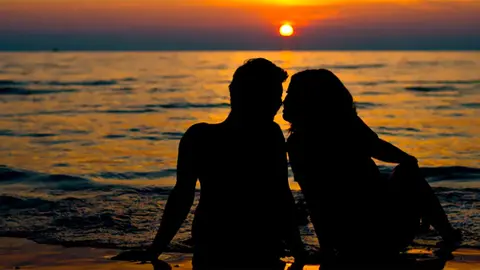 verano pareja novios playa atardecer rom&aacute;ntico amor