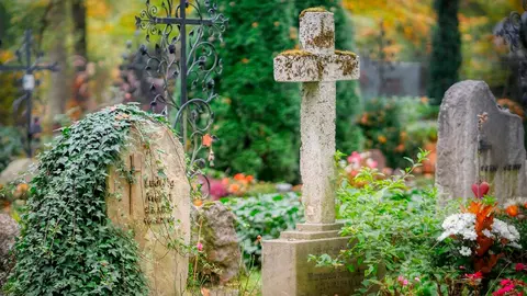 cementerio l&aacute;pida todos los santos entierro