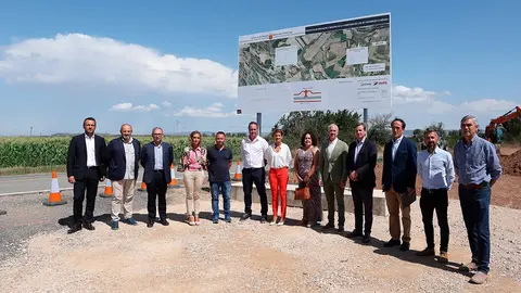 La Presidenta Chivite y resto de autoridades en el inicio de las obras de la carretera que une Caparroso, Rada y M&eacute;lida