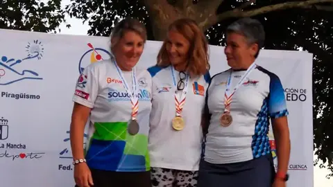 Bel&eacute;n S&aacute;nchez en el centro, campeona en K1