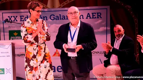 Manuel Ang&oacute;s con su Galard&oacute;n de &lsquo;Reconocimiento a toda una Trayectoria Empresarial&rsquo;