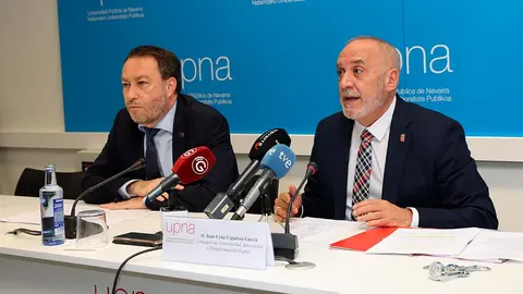 El rector de la UPNA, Ram&oacute;n Gonzalo, y el consejero de Universidad, Innovaci&oacute;n y Transformaci&oacute;n Digital, Juan Cruz Cigudosa
