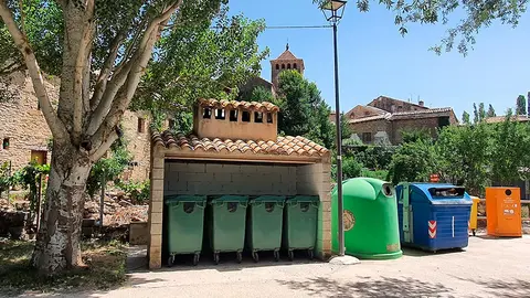 Los contenedores se sit&uacute;an en cada localidad cincovillesa contribuyendo a favorecer el reciclaje. En la imagen, los de Long&aacute;s