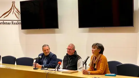 Francisco Javier Ur&oacute;s Murillo flaqueado por Jos&eacute; Mar&iacute;a Agramonte, Presidente de la Comunidad de Bardenas Reales y Elo&iacute;sa Ram&iacute;rez Vaquero, Catedr&aacute;tica en la UPNA