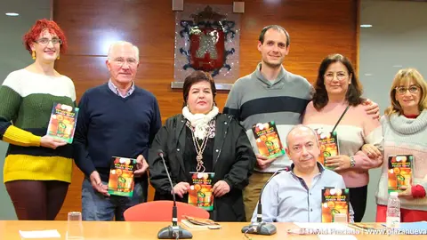 Miembros del grupo literario Escr&iacute;bere de la Rioja Baja acompa&ntilde;anado a Miguel Bermejo en la presentaci&oacute;n de su quinto libro