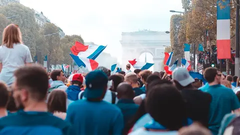 gente caminando bajo el cielo nublado durante el d&iacute;a